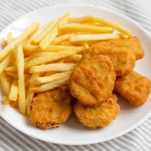 5 STUKS CHICKEN NUGGETS, FRIET & KINDERDRANK